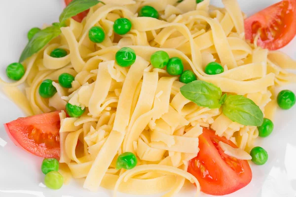 Spagetti domates fesleğen ve peynir ile. — Stok fotoğraf