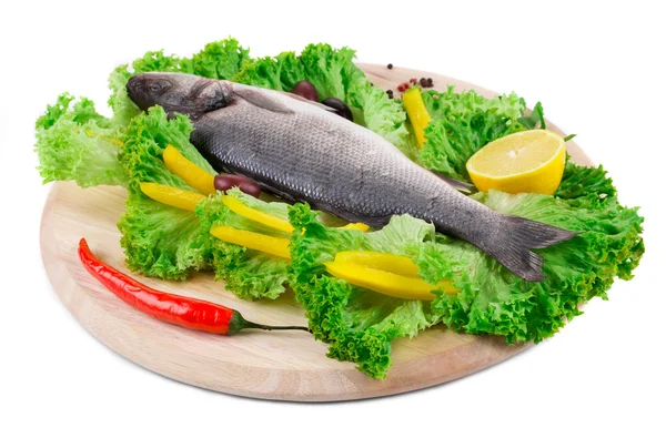 Sammansättningen av färska havsabborre och grönsaker. — Stockfoto