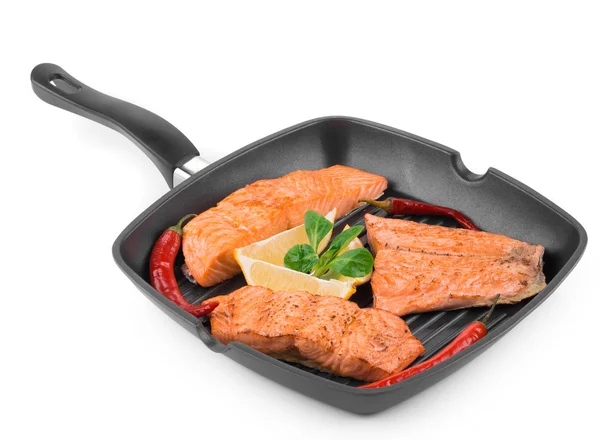 Gebakken zalm filet in pan met citroen. — Stockfoto