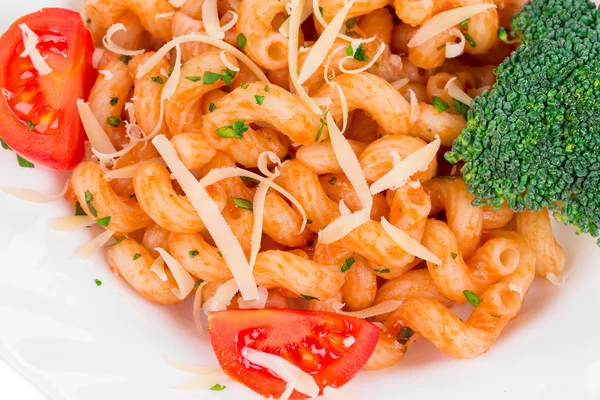 Spaghetti med tomat och basilika. — Stockfoto