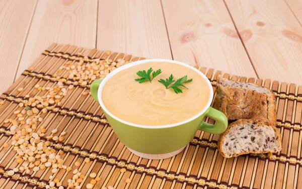 Erwten soep in een kom met peterselie. — Stockfoto