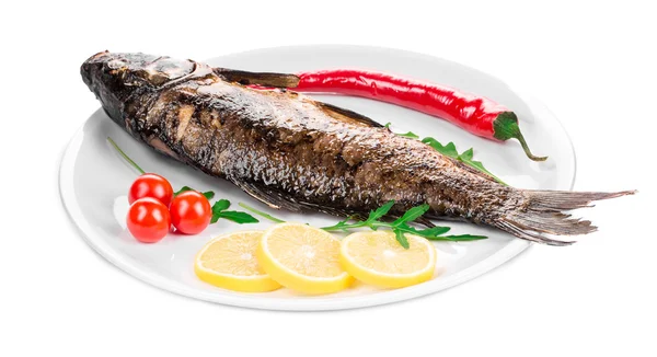 Carpa a la parrilla con verduras en plato . — Foto de Stock