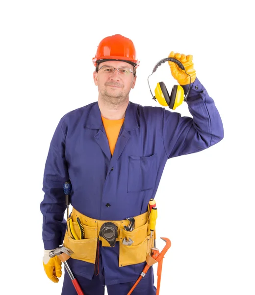 Trabajador en sombrero duro sosteniendo orejeras . —  Fotos de Stock