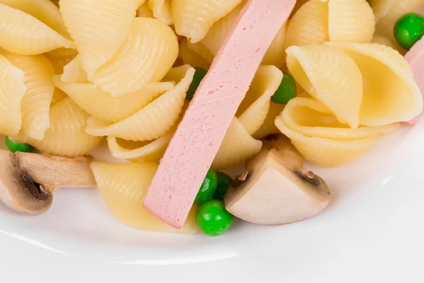 Pasta shells with vegetables on plate. — Stock Photo, Image