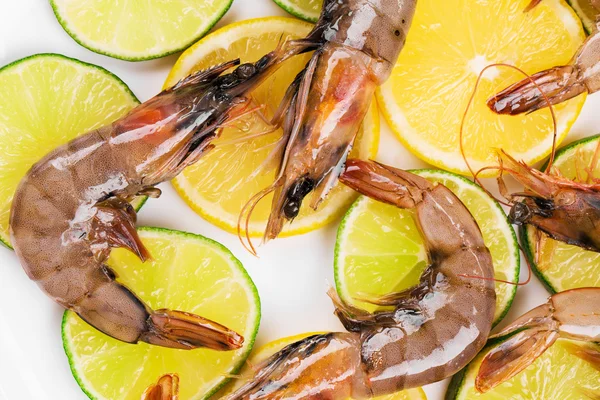 Delicious fresh shrimp with lemon. — Stock Photo, Image