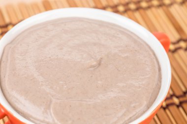 Kremalı mantar çorbası yüzeyine