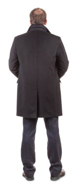 Siyah montlu adam arkadan görünüm