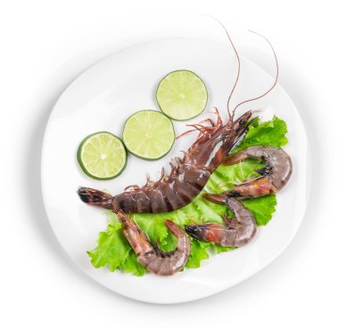 çiğ karides plaka üzerinde.