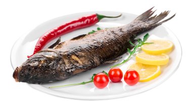 plaka üzerinde sebzeli ızgara sazan.