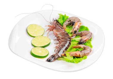 Bir plaka üzerinde limonlu çiğ karides.