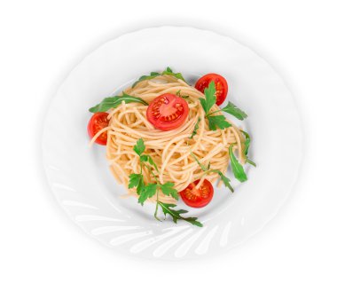 Spagetti domates fesleğen ile