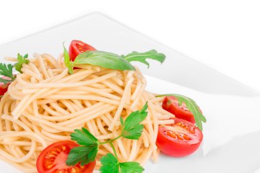 Spagetti domates, fesleğen