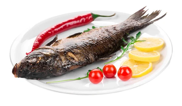 Grilled carp with vegetables on plate. — Stock Photo, Image