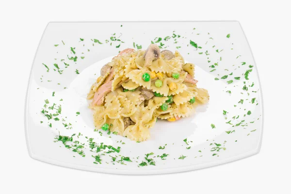 Pasta schelpen met groenten en worst. — Stockfoto