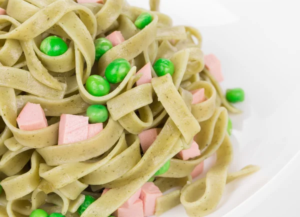 Tagliatelle met groene erwten en ham. — Stockfoto