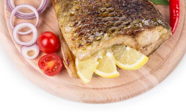 Grilled carp with peppers and lemon — Stock Photo, Image