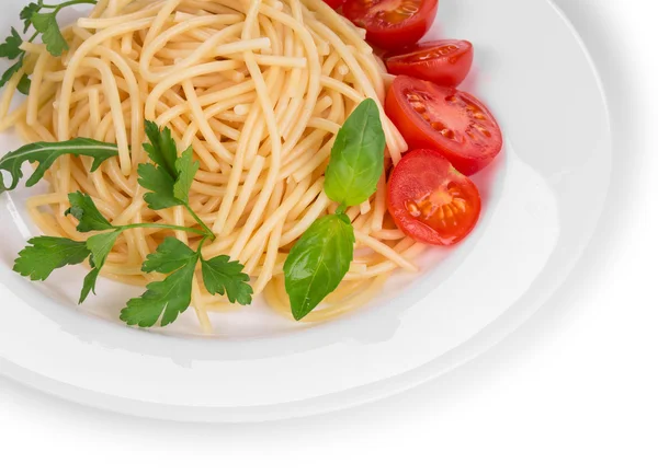 Tagliatelli-Nudeln mit Tomaten und Basilikum. — Stockfoto