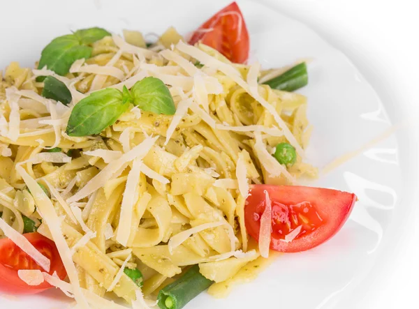 Tagliatelli pasta with tomatoes and basil. — Stock Photo, Image