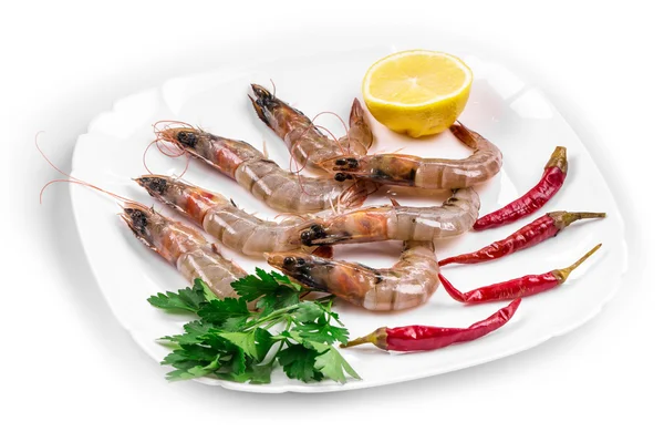 Crevettes tigrées crues au citron, légumes verts et piment — Photo