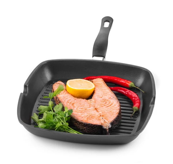 Koekenpan met zalm steak. — Stockfoto