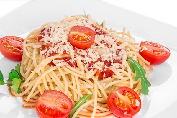 Spagetti domates fesleğen ve peynir ile. — Stok fotoğraf