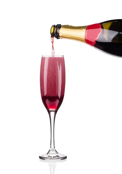 Czerwony szampan leje w szklance. — Zdjęcie stockowe