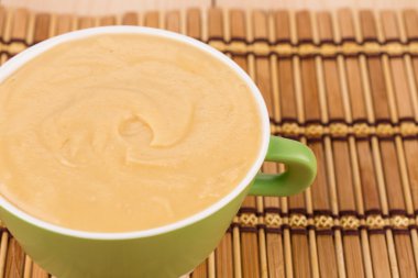 Yeşil bir kase bezelye çorbası.