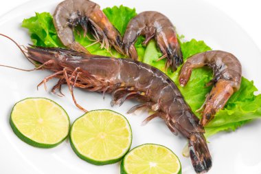 çiğ karides plaka üzerinde.