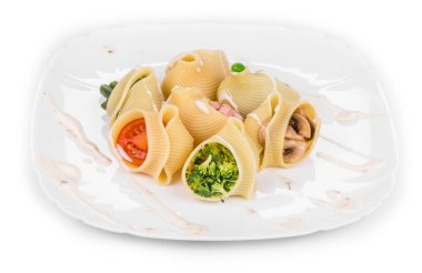 sebze ile doldurulmuş makarna kabukları