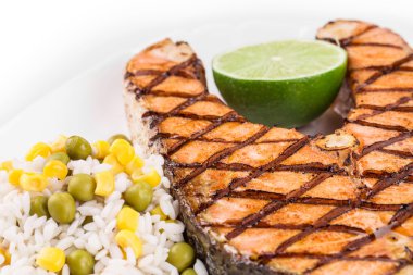 Sebzeli ızgara somon bifteği