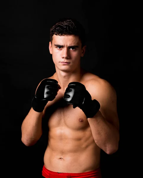 Boxeador golpeando en guantes . — Foto de Stock