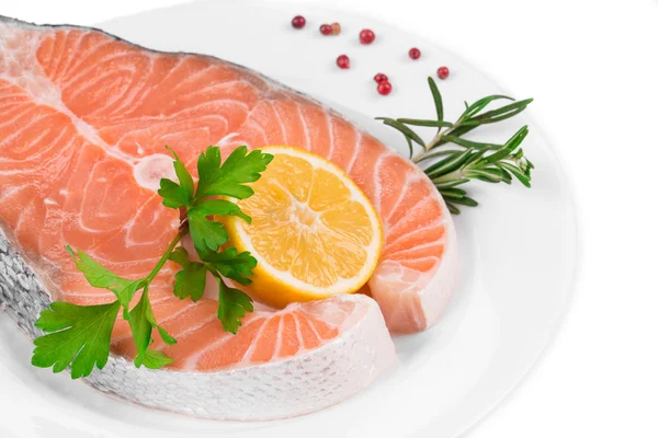 Raw salmon steak with lemon. — Stock Photo, Image