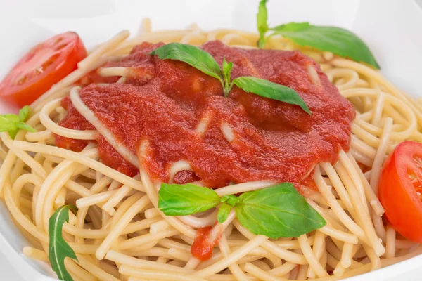 Spaghetti mit Tomate und Basilikum. — Stockfoto