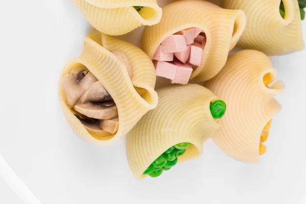 Паста ракушки фаршированные овощами — стоковое фото