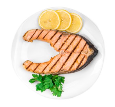 Somon steak plaka üzerinde limonlu