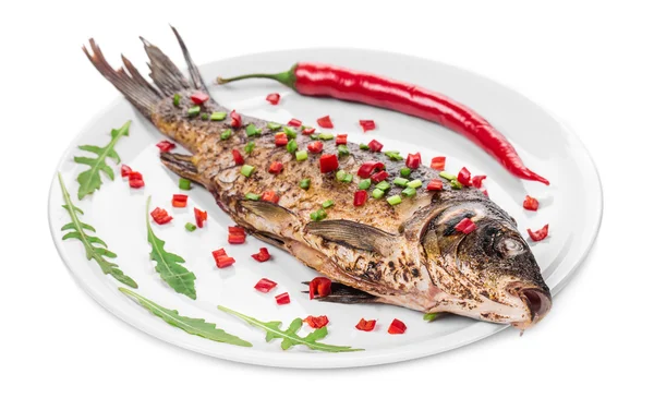 Carpa con verduras en plato . — Foto de Stock