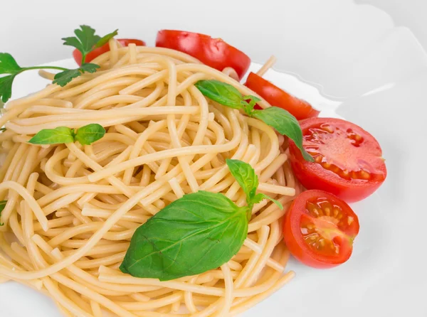 Pasta with basil and tomatoes — Stock Photo, Image