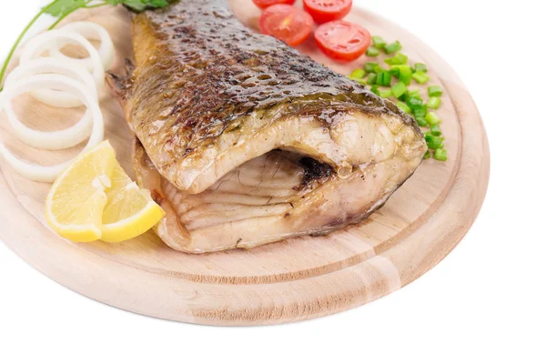 Karpfenschwanz mit Zitrone, Tomaten und Zwiebeln — Stockfoto