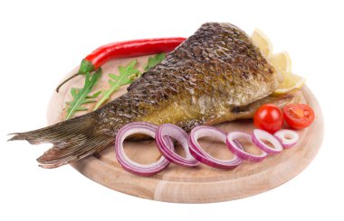 Soğan, biber, domates ve limon ile sazan biftek ızgara