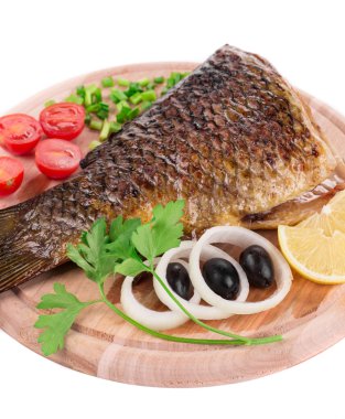 Fried sazan kuyruk zeytin, domates ve soğan ile