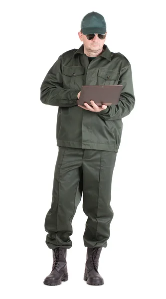 Muž v pracovní oděvy stánky s notebookem — Stock fotografie