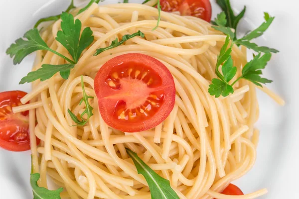 Massa com tomate e manjericão . — Fotografia de Stock