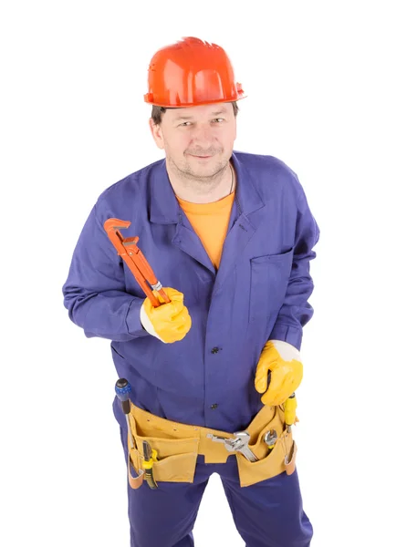 Arbeiter mit hartem Hut hält Gasschlüssel in der Hand. — Stockfoto