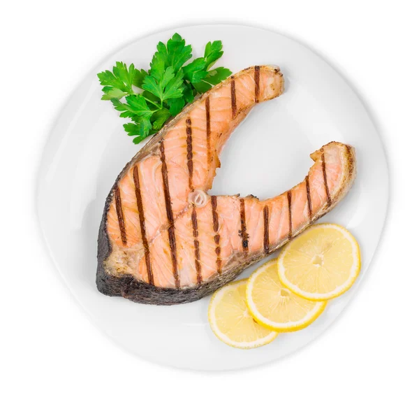 Filete de salmón con limón en plato blanco . — Foto de Stock