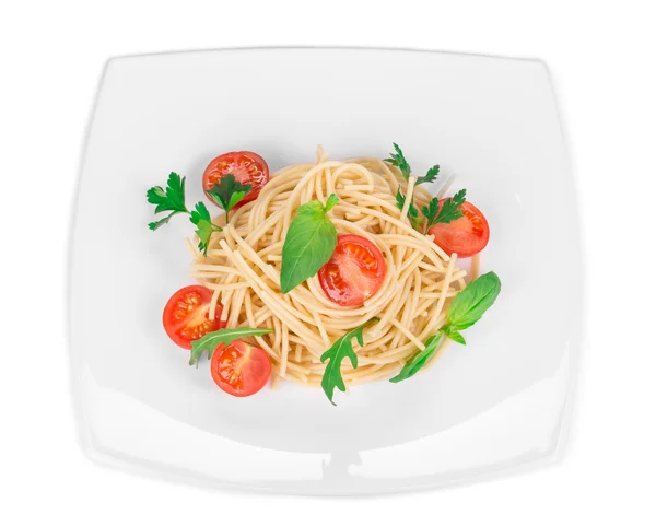 Итальянская паста с базиликом и помидорами — стоковое фото