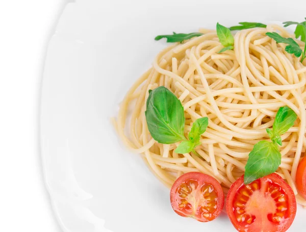 Massa italiana com tomate e manjericão — Fotografia de Stock