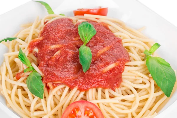 Spaghete cu roșii și busuioc . — Fotografie, imagine de stoc