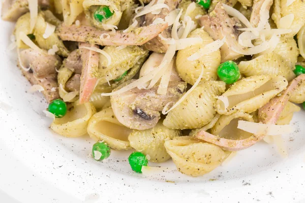 Pasta snäckor med grönsaker och korv, ost. — Stockfoto