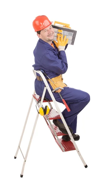 Werknemer op ladder met toolbox — Stockfoto