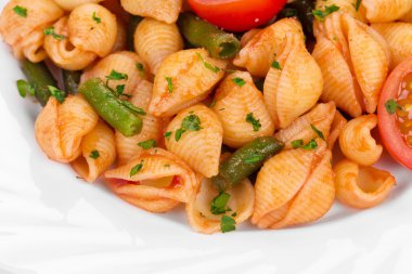 Makarna salça, kuşkonmaz ve domates ile